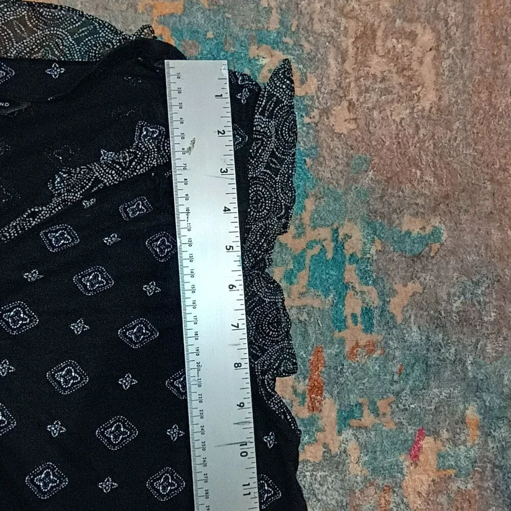 Casual Lucky brand mixed media short, ruffled sleeve and vneck  blouse size L - Picture 9 of 9